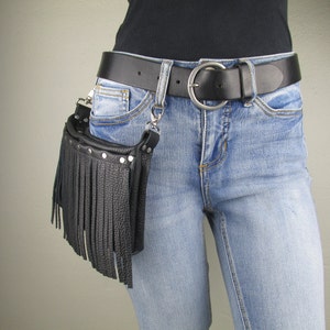 Damen schwarze Leder Gürteltasche, Nieten, Fransen, Boho Crossbody, Hip Clip On Gürtelschlaufentasche, Gürteltasche, Gürteltasche, Biker, Rocker, Punk, Goth