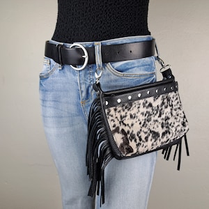 Riñonera de piel negra para mujer, de piel de vaca estilo western, con flecos y tachuelas, bandolera con cadena para el pecho, para paseos por senderos, para motocicletas, con presilla para cinturón, riñonera