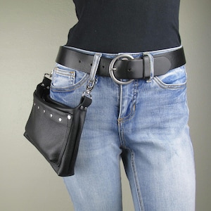 Hip Bag Moto Style Schwarz Leder Crossbody Tasche für Frauen Kleine Geldbörse mit eingebauter Brieftasche Nieten Handytasche Punk Clip auf Gürtelschlaufe Gürteltasche