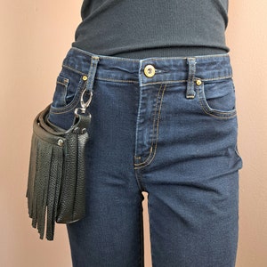 Damen Schwarz Leder Gürteltasche, Fransen, Boho Crossbody, Hip Clip On Gürtelschlaufe Festival Tasche, Taille Gürteltasche, Motorrad Geldbörse, Biker, Rocker