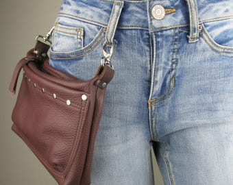 Bruin leren heuptas met studs, kleine converteerbare schoudertas, heuptasje met riemlus, heuptas, heuptas, heuptas, trailrit, festival, biker