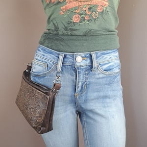 Riñonera de piel marrón para mujer, pequeña bandolera con bolsillos para billetera, estilo vaquera, con trabilla para cinturón y clip para montar en senderos.