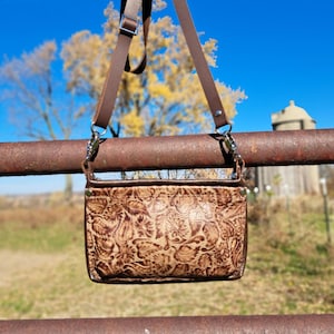 Braune Leder Gürteltasche für Damen, Cowgirl Western Floral punziert Kleine Crossbody Geldbörse, Anhänger Gürtelschlaufentasche, Hip Clip Taille Gürteltasche