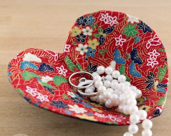 Svuotatasche o posagioielli a forma di cuore realizzato con stoffa giapponese di yukata rossa con fiori e foglie