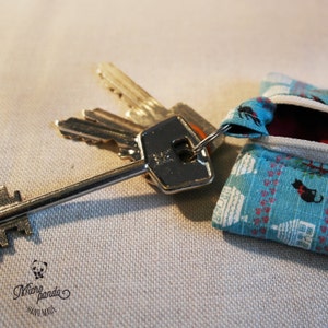 Porte-clés fermé par zip, fait main en tissu japonais avec petites maisons et chats noirs