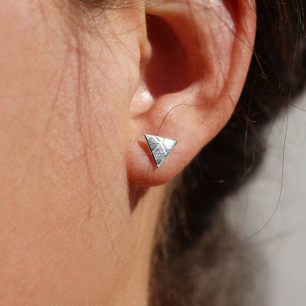 Boucles d'oreille puce triangle en argent 925 - boucles d'oreille cuir argenté - minimaliste - bijoux géométrique - puces d'oreille clou