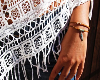 bracelet "POKA" multitours - lanière de cuir véritable marron - plume argent - perles argent et bleu - style ethnique chic