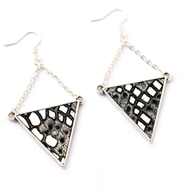 boucles d'oreille triangle - cuir sertie - noir / argenté - plaqué argent - géométrique - style aztèque - parure - bijoux femme - bijou cuir