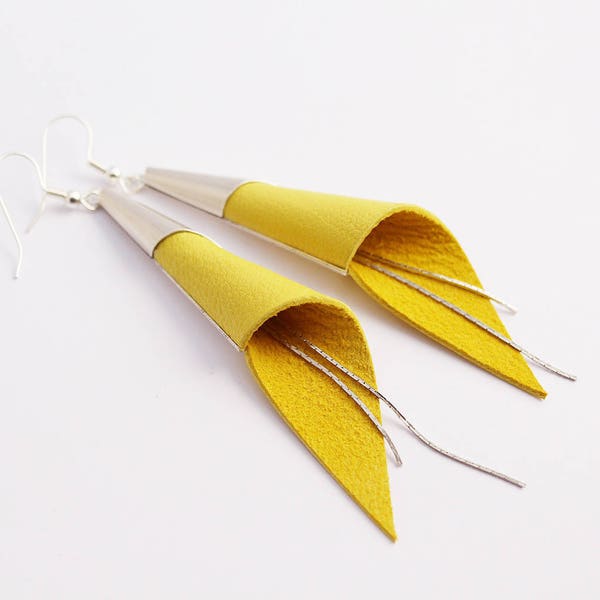 Cadeau noël femme - boucles d'oreilles " arum " en cuir  Jaune, cône plaqué argent