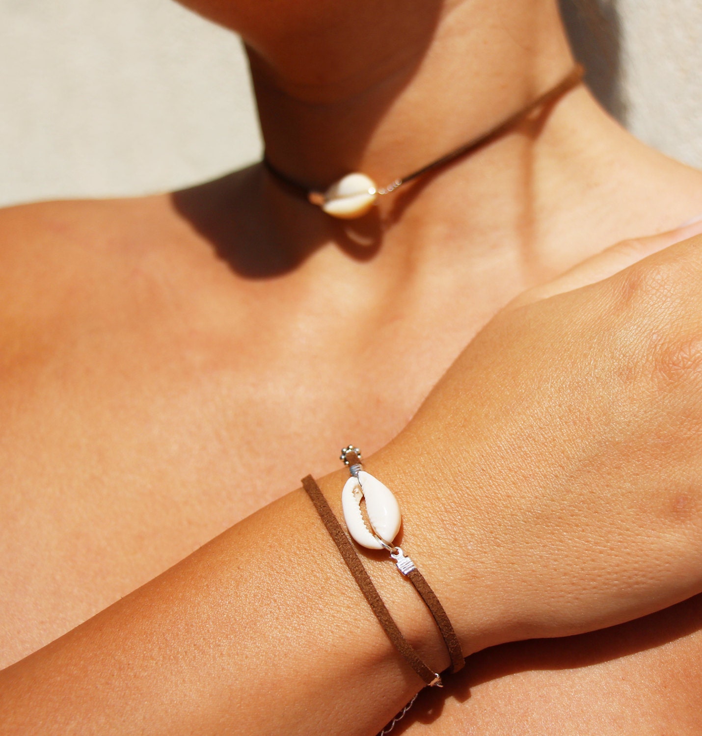 Leather and cowrie combo necklace and earrings set main image 0