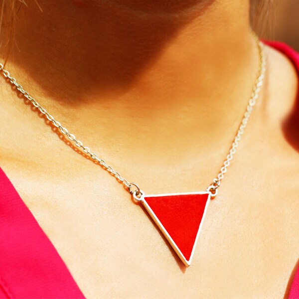 collier trriangle - cuir sertie - rouge vermillon / bleu électrique - réversible - chaîne plaqué argent - géométrique - pendentif triangle