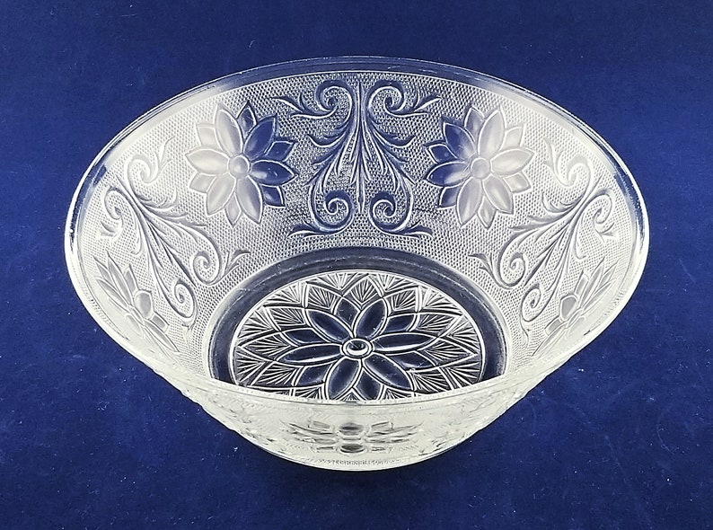 EXCELLENT CONDITION. Vintage TiaraIndiana Glass Sandwich Pattern 8.25 Clear Glass Serving Bowl