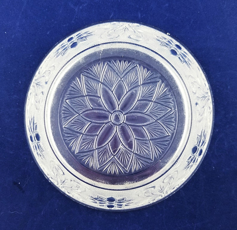 EXCELLENT CONDITION. Vintage TiaraIndiana Glass Sandwich Pattern 8.25 Clear Glass Serving Bowl