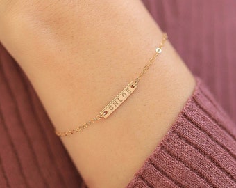 Bracelet mini barre personnalisée, gold-filled ou argent sterling · Cadeau unique