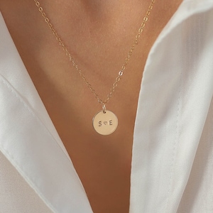 Collar de disco personalizado, chapado en oro o plata de ley · Collar con inicial y corazón