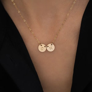 Collar de disco con inicial personalizado, chapado en oro o plata de ley · Regalo para mamá