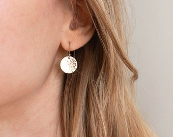 Boucles d'oreilles disques martelés, gold-filled et argent sterling · Cadeau pour elle