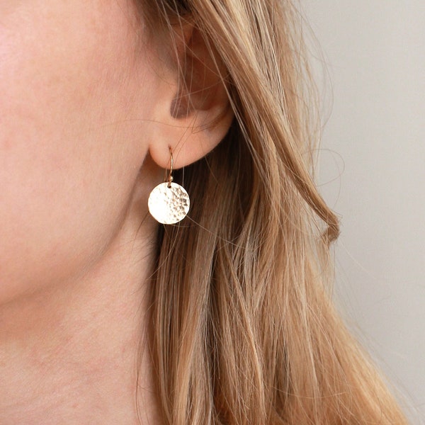 Boucles d'oreilles disques martelés, gold-filled et argent sterling · Cadeau pour elle