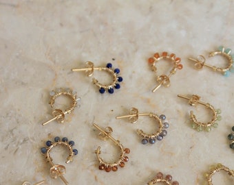 Petites créoles et pierres fines tissées, gold-filled et argent sterling · Boucles d'oreilles colorées