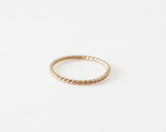 Bague torsadée, gold-filled ou argent sterling · Bague fine · Anneau d'empilage · Cadeau pour elle