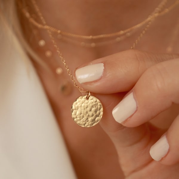 Collier disque lisse ou martelé, gold-filled ou argent sterling · Collier fin · Cadeau pour elle