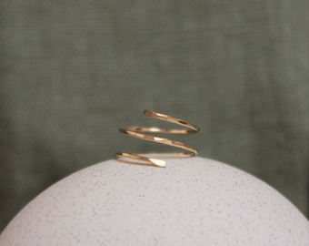 Bague minimaliste deux tours, gold-filled et argent sterling · Bague fine martelée · Anneau d'empilage · Cadeau pour elle