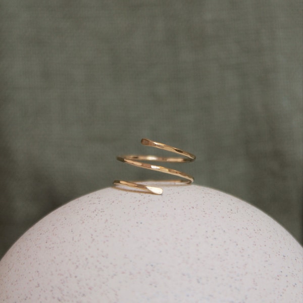 Bague minimaliste deux tours, gold-filled et argent sterling · Bague fine martelée · Anneau d'empilage · Cadeau pour elle