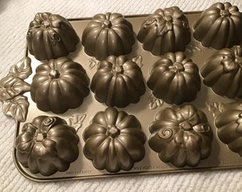 Pumpkin Patch Pan muffin cup cake 3D Nordic Ware squash 6 cups 12 cavities