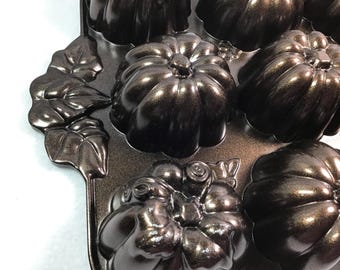 Pumpkin Patch Pan muffin cup cake 3D Nordic Ware squash 6 cups 12 cavities