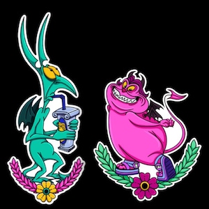 Puede incluir: Dos pegatinas de dibujos animados sobre un fondo negro. Uno es una criatura verde azulado con un pico largo, sosteniendo una bebida. El otro es un personaje rosa con cuernos y una cola. Ambos están delineados en blanco y rodeados de diseños florales y de hojas.