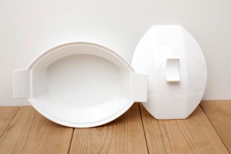 Modern White Baking Serving Dish Casserole Dish with Lid by Bowering. Oven to Table Microwave and Dishwasher Safe