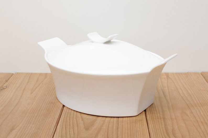Modern White Baking Serving Dish Casserole Dish with Lid by Bowering. Oven to Table Microwave and Dishwasher Safe