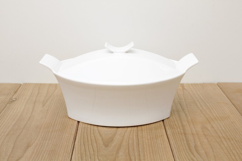 Modern White Baking Serving Dish Casserole Dish with Lid by Bowering. Oven to Table Microwave and Dishwasher Safe