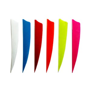 以下が含まれることがあります： 白背景に並んだ、6色のアーチェリー用羽根。白、青、赤、オレンジ、黄色、ピンクの鮮やかな色合い。各羽根は、矢を安定させるために設計された、テクスチャ加工された表面と湾曲した形状をしています。