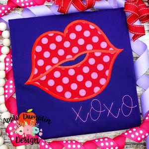 Puede incluir: Una camiseta morada con una aplicación de labios de lunares rojos y rosas y el texto "xoxo" bordado en hilo rosa. La camiseta está rodeada de cinta de lunares rosa y blanca.