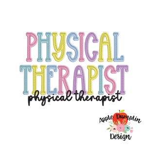 以下が含まれることがあります： 刺繍デザインで、PHYSICAL THERAPISTという文字がパステルカラーの大きなブロック体で縫い目のような質感で表現されています。その下に、黒い筆記体でphysical therapistという文字があり、続いてApple Dumplin Designのロゴが配置されています。