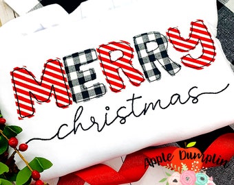Könnte beinhalten: Weißes Shirt mit roten und schwarzen Buffalo-Karos Applikationen, die den Schriftzug "Merry Christmas" bilden.