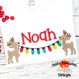 クリスマス ライト バナーとトナカイ、刺繍デザイン、女の子のクリスマス、男の子のクリスマス、モノグラム、4x4、5x5、5x7、6x10、8x8、9x9