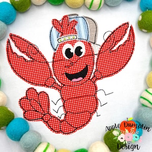 Peut inclure: Un homard rouge et blanc à carreaux portant une casquette de baseball bleue et blanche à bordure verte. Le homard sourit et a de grands yeux noirs.
