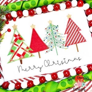 Può includere: Disegno ricamato di quattro alberi di Natale stilizzati con il testo "Buon Natale" su sfondo bianco. Gli alberi sono decorati con quadri rossi e verdi, strisce rosse, luci rosse e verdi e rosso pieno.