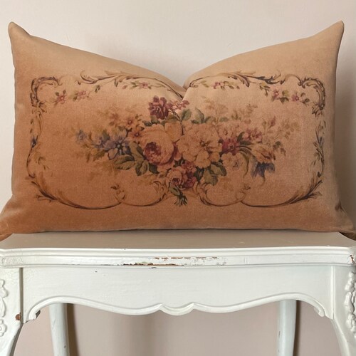 Housse de coussin lombaire en velours beige, tapisserie florale, coussin décoratif vintage, décoration champêtre française, cottage chic, 12 po. x 20 po.