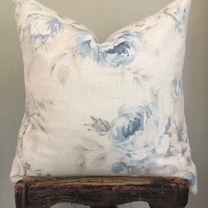 Funda de almohada de lino con estampado floral en color marfil y azul, estilo rústico francés, decoración campestre chic, estilo granja moderna, decoración primaveral, 50 x 50 cm.