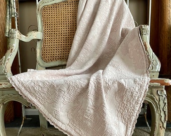 Manta matelassé color rosa empolvado con borde de ganchillo, decoración rústica de estilo campestre, manta para fotografía, estilo campestre chic, regalo para bebé.