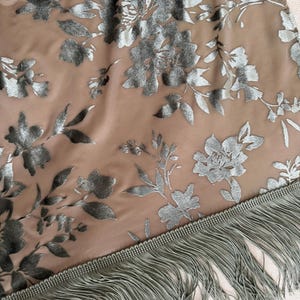 Olive and Sage Green Velvet Fringe Throw, Elegant Bed Scarf, Photography Prop, Shabby French Country Decor, Cottage Chic Romantic Throw. imagem 2