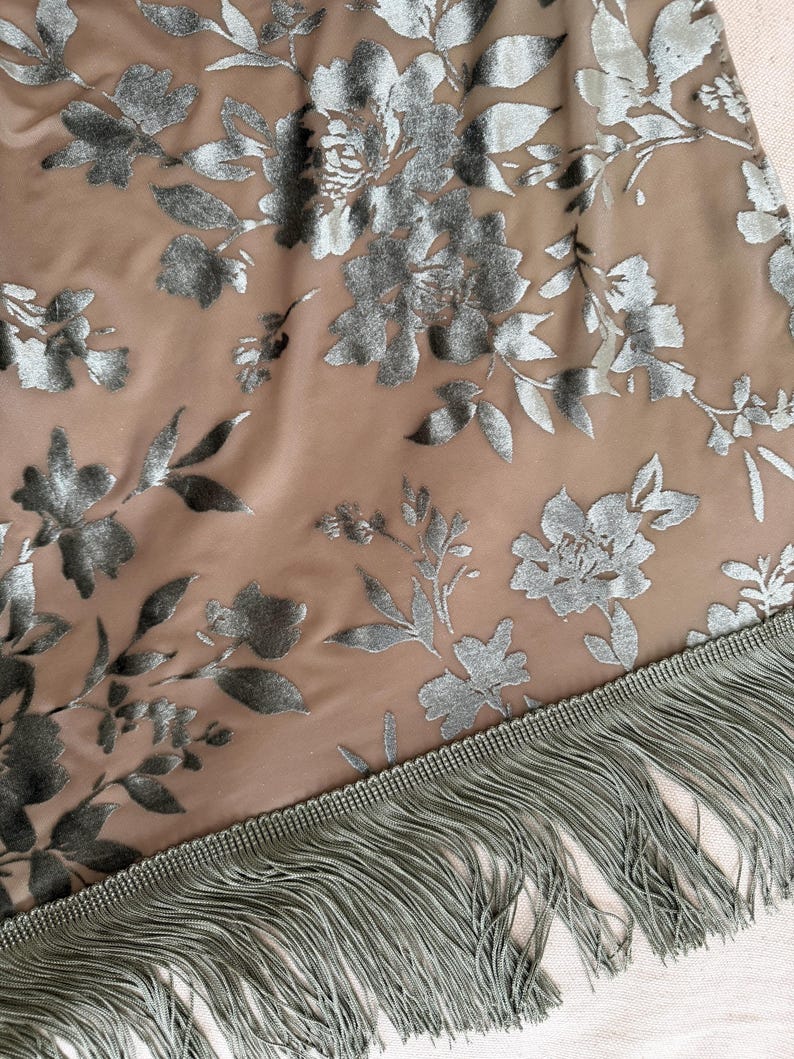 Olive and Sage Green Velvet Fringe Throw, Elegant Bed Scarf, Photography Prop, Shabby French Country Decor, Cottage Chic Romantic Throw. imagem 2