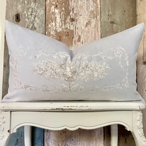 Funda de almohada lumbar de terciopelo floral azul claro, cojín vintage Aubusson, decoración rústica francesa, estilo rústico, 30 x 50 cm