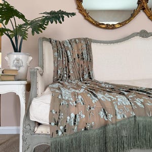 Olive and Sage Green Velvet Fringe Throw, Elegant Bed Scarf, Photography Prop, Shabby French Country Decor, Cottage Chic Romantic Throw. imagem 1