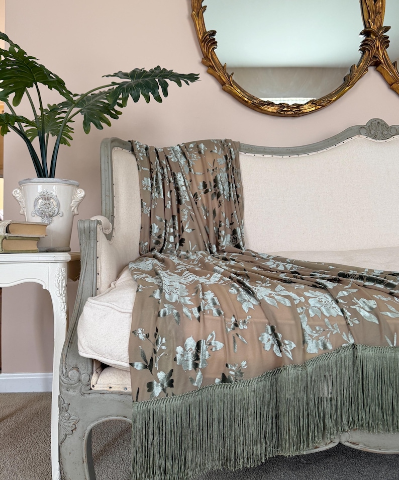 Olive and Sage Green Velvet Fringe Throw, Elegant Bed Scarf, Photography Prop, Shabby French Country Decor, Cottage Chic Romantic Throw. imagem 1