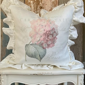 Funda de cojín francesa con volantes y estampado de hortensias, estilo campestre francés. Decoración shabby chic, estilo rústico chic, antigüedades francesas.