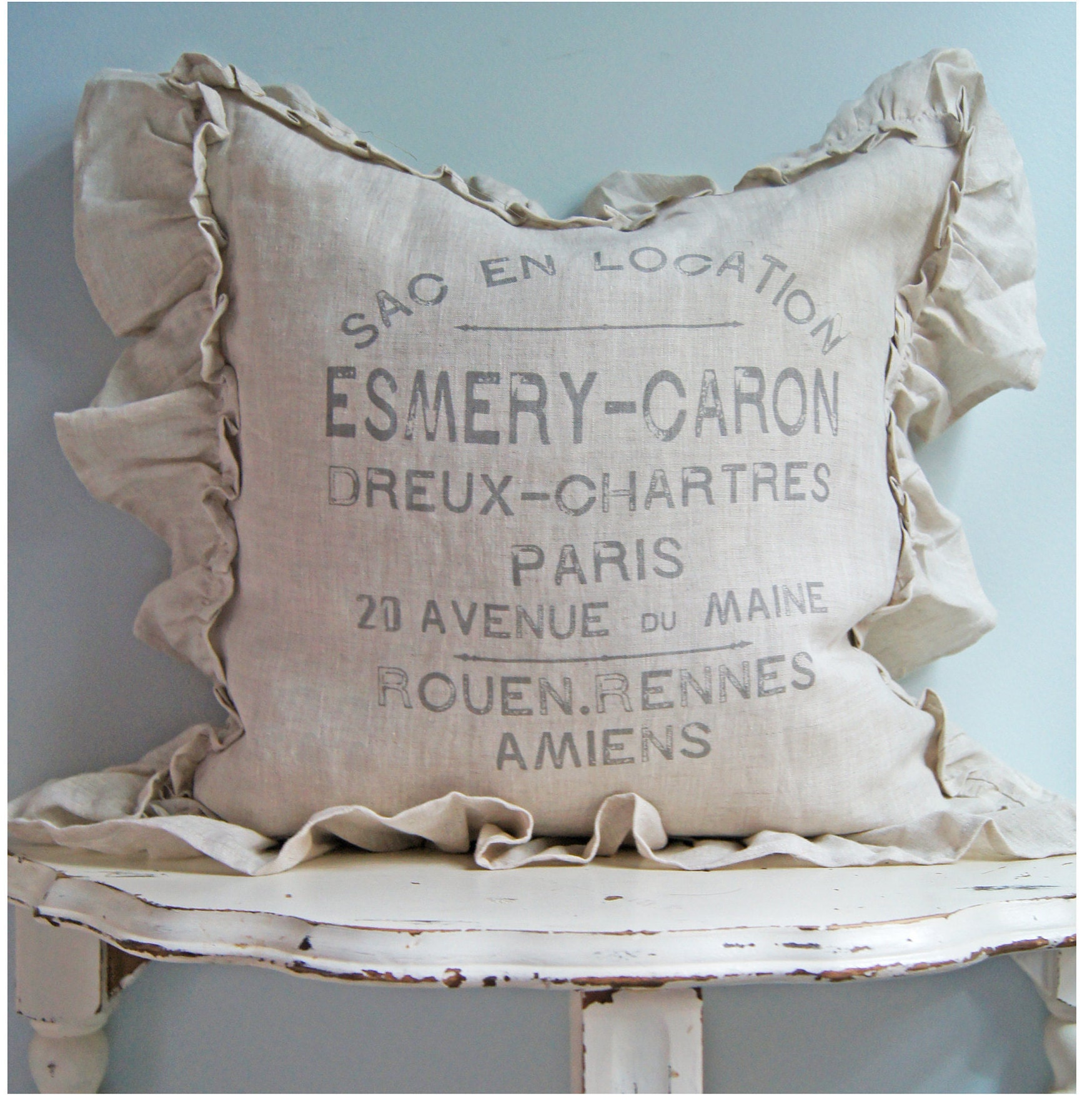 Housse de coussin à volants en lin beige, housse de coussin champêtre français minable, antiquités de sac de farine français, cottage chic.